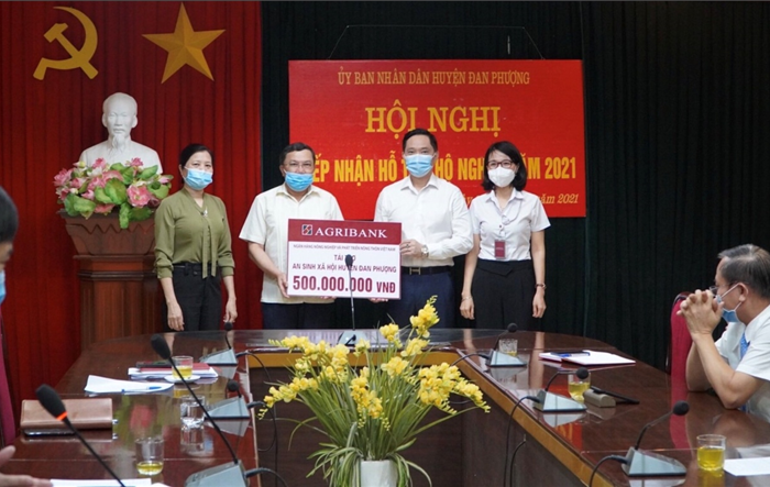 Huyện Đan Phượng tiếp nhận 551.250.000 đồng  hỗ trợ hộ nghèo năm 2021