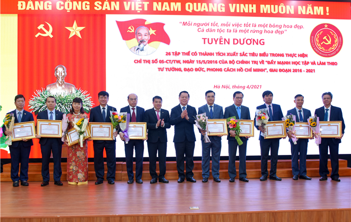 Tự giác nêu gương - điểm nổi bật trong xây dựng Đảng về đạo đức