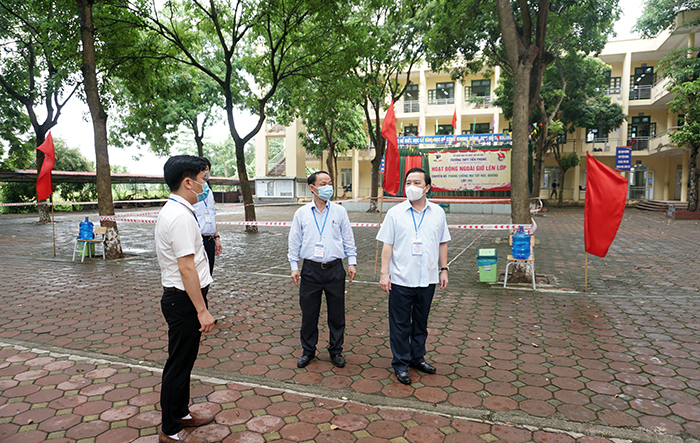 Lãnh đạo thành phố Hà Nội kiểm tra công tác coi thi tại Mê Linh