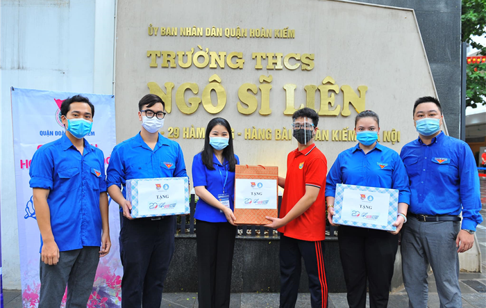 Thường trực Thành đoàn Hà Nội thăm tặng quà đội hình "Tiếp sức mùa thi"