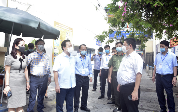 Phó Chủ tịch UBND Thành phố kiểm tra điểm thi Trường THCS Nguyễn Du