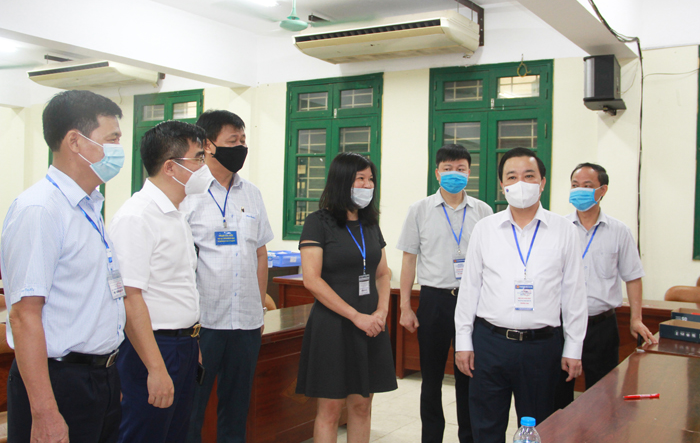 Phó Chủ tịch UBND Thành phố kiểm tra việc tổ chức thi tại Trường THPT Trần Hưng Đạo, quận Thanh Xuân