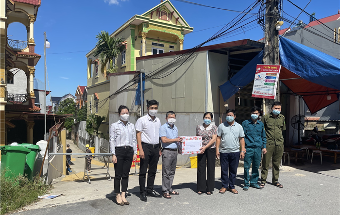 Phó Bí thư Thường trực Huyện ủy Sóc Sơn Nguyễn Nam Hà thăm hỏi,  tặng quà khu cách ly y tế