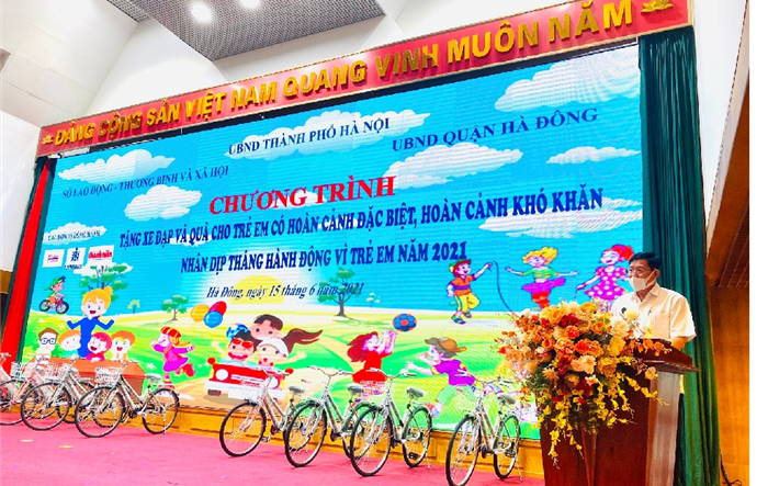 Tặng xe đạp và quà cho trẻ em có hoàn cảnh đặc biệt, hoàn cảnh khó khăn tại quận Hà Đông