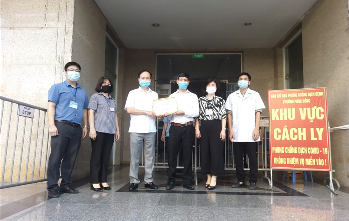 Lãnh đạo Quận ủy Long Biên kiểm tra, động viên lực lượng tại khu vực phong tỏa phòng, chống dịch Covid-19