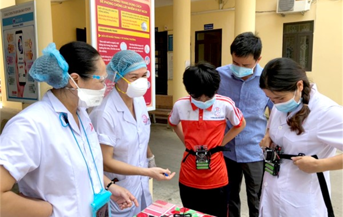 Học sinh lớp 6 ở xã Yên Thường, huyện Gia Lâm làm quạt mát ủng hộ nhân viên y tế ở Bắc Giang