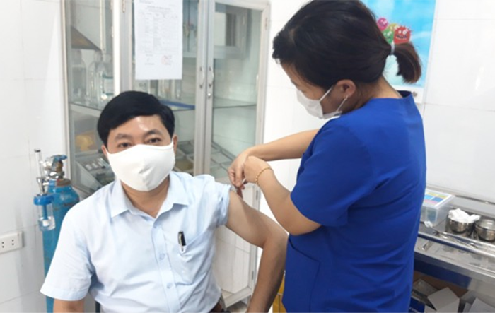 Phú Xuyên triển khai tiêm vắc-xin phòng Covid-19 cho nhóm đối tượng ưu tiên trên địa bàn Huyện