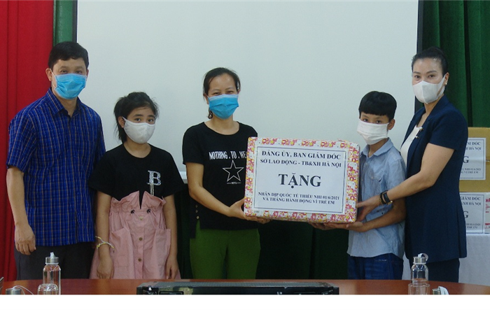 Giám đốc Sở Lao động Thương binh và Xã hội Thành phố thăm, tặng quà trẻ em tại Làng trẻ em Birla và Làng trẻ em SOS