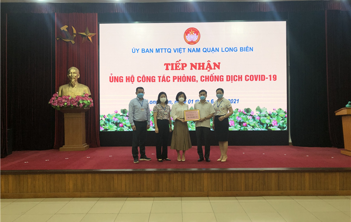 Cơ quan Dân, Đảng và UBND quận Long Biên ủng hộ công tác phòng, chống dịch Covid-19 hơn 100 triệu đồng