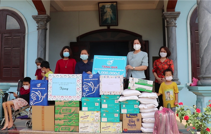 Hội LHPN Hà Nội tặng quà các cháu thiếu nhi thiệt thòi, con của nữ bác sỹ tham gia tuyến đầu chống dịch