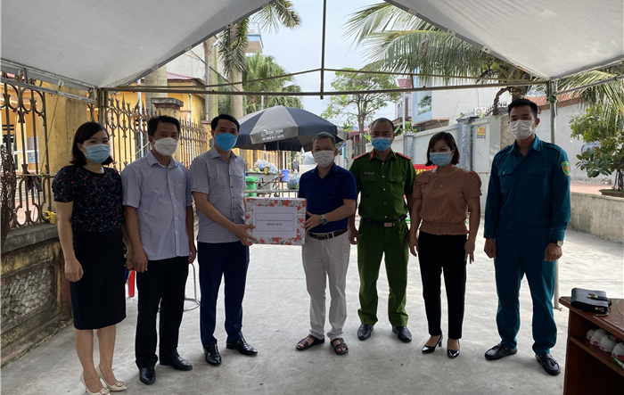 Phó Bí thư Thường trực Huyện ủy Sóc Sơn thăm, kiểm tra, động viên lực lượng trực chốt khu vực phong tỏa cách ly y tế thôn Thế Trạch, xã Mai Đình