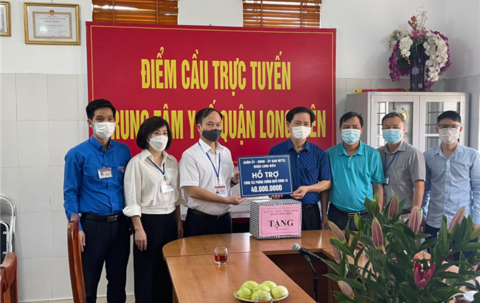 Bí thư Quận ủy Long Biên Đường Hoài Nam thăm, kiểm tra, động viên lực lượng y tế tuyến đầu phòng chống dịch Covid-19