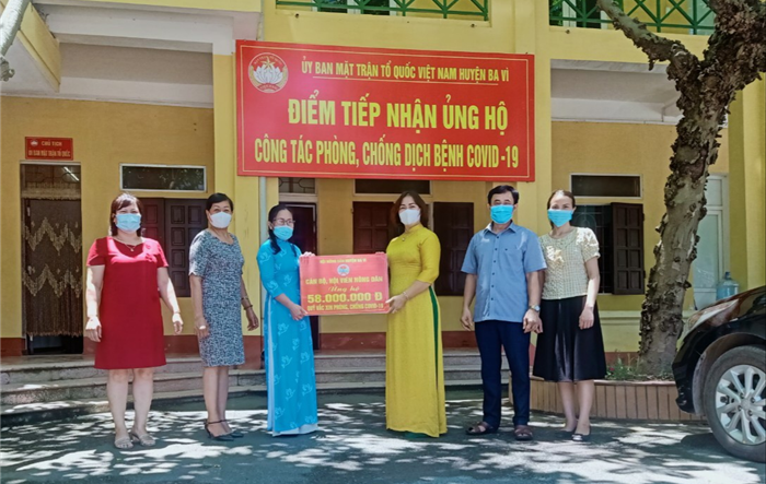 Huyện Ba Vì: 2,2 tỷ đồng và nhiều hiện vật, nhu yếu phẩm ủng hộ cho phòng, chống dịch Covid-19.