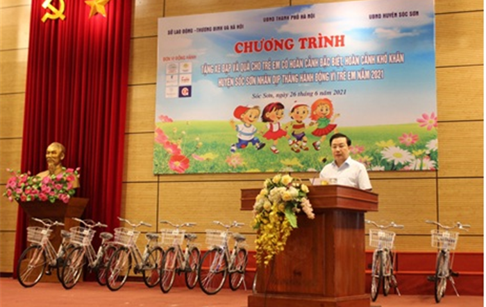 Trao 50 suất học bổng cho trẻ em có hoàn cảnh khó khăn huyện Sóc Sơn