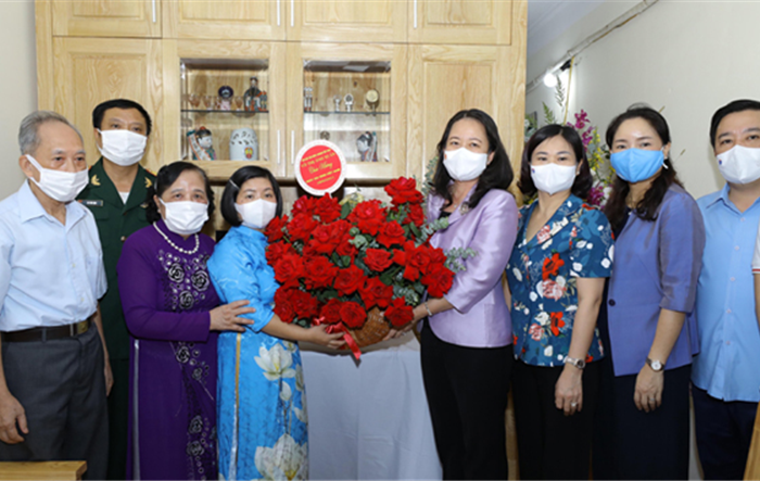 Phó Chủ tịch nước Võ Thị Ánh Xuân thăm hai gia đình tiêu biểu tại Hà Nội
