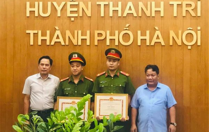 Khen thưởng đột xuất 3 chiến sĩ cảnh sát điều tra tội phạm ma túy Công an huyện Thanh Trì