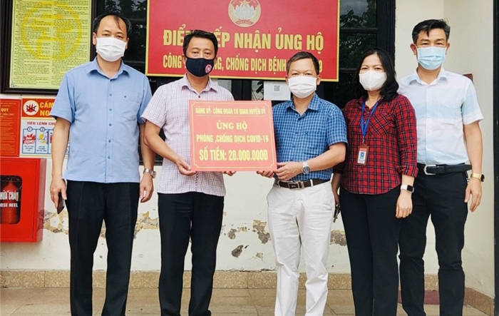 Ủy ban MTTQ Việt Nam huyện Sóc Sơn tiếp nhận 865,7 triệu đồng ủng hộ Quỹ phòng, chống dịch Covid-19 