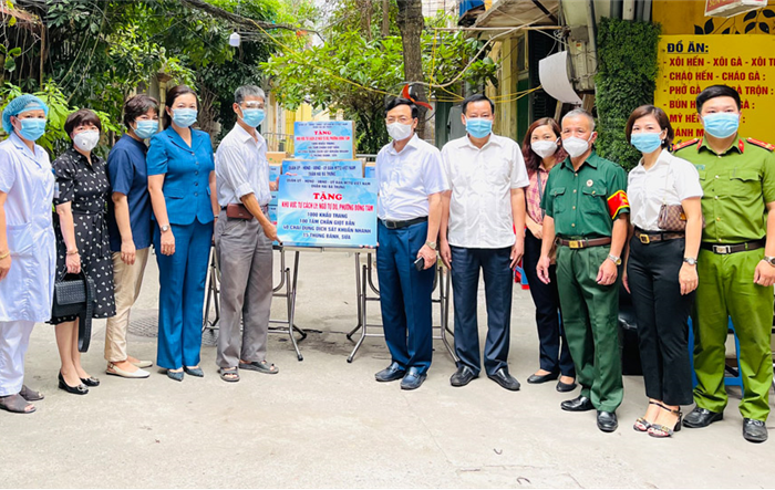 Lãnh đạo quận Hai Bà Trưng thăm, tặng quà tại khu vực cách ly y tế