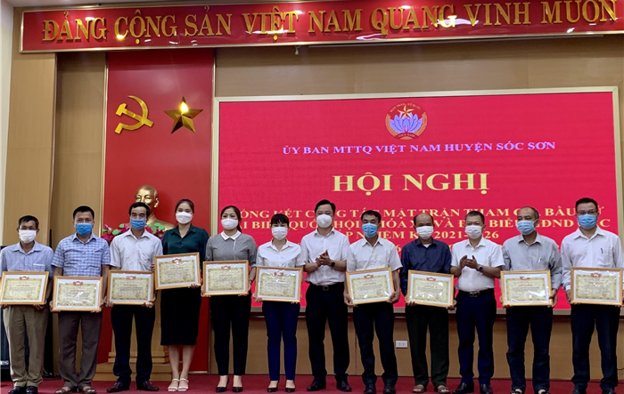 Ủy ban MTTQ Việt Nam huyện Sóc Sơn khen thưởng 34 tập thể  và 29 cá nhân có thành tích xuất sắc trong công tác bầu cử
