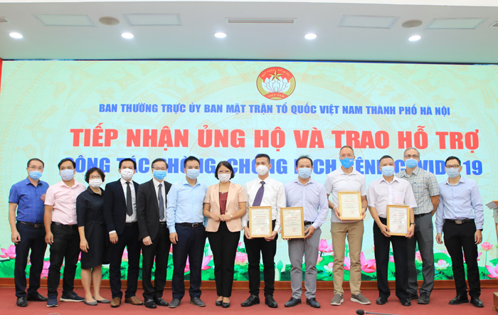 Tiếp nhận và trao hỗ trợ công tác phòng, chống dịch Covid-19