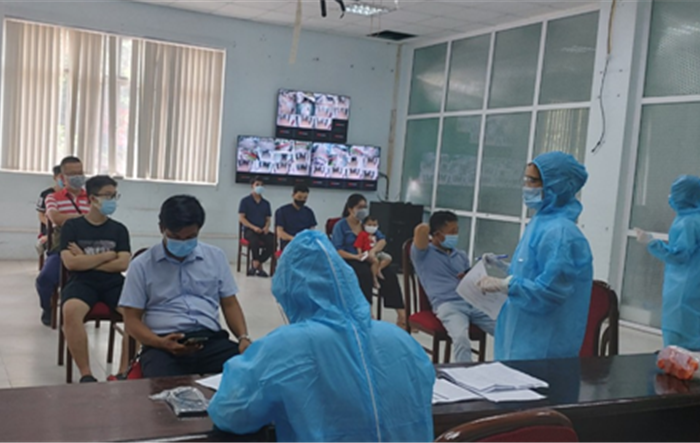 Quận Bắc Từ Liêm lấy mẫu xét nghiệm SARS- CoV-2 những người từ thành phố Hồ Chí Minh về địa bàn