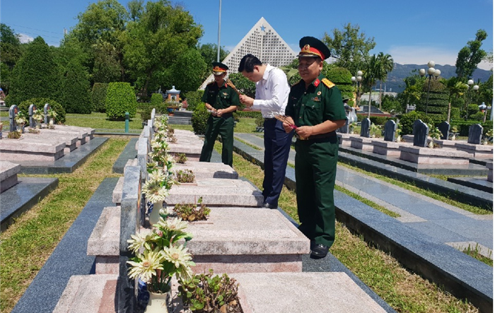 Lãnh đạo Sở Lao động - Thương binh và Xã hội viếng nghĩa trang liệt sĩ quốc gia tại các tỉnh Điện Biên, Nghệ An, Quảng Trị