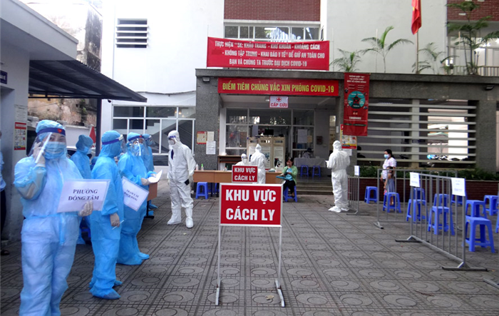 Quận Hai Bà Trưng xét nghiệm sàng lọc Covid-19 cho hàng trăm người về từ thành phố Hồ Chí Minh