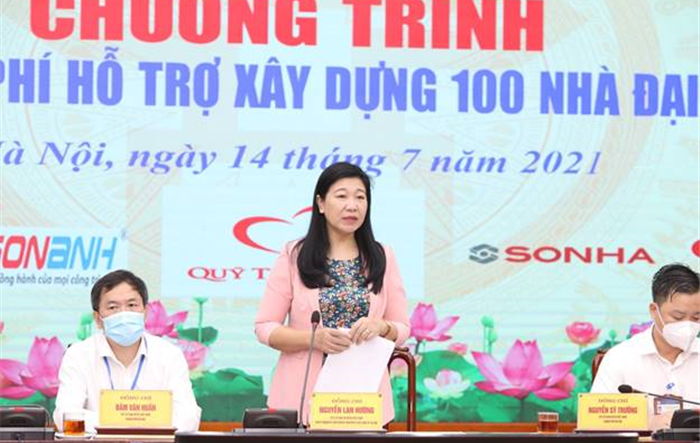Ủy ban MTTQ Việt Nam thành phố Hà Nội bàn giao kinh phí hỗ trợ xây dựng 100 nhà Đại đoàn kết