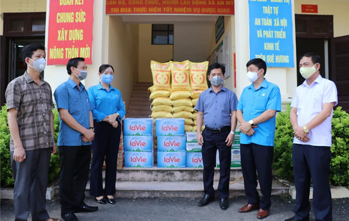 Lãnh đạo huyện Mỹ Đức thăm hỏi, tặng quà lực lượng y tế làm nhiệm vụ tuyến đầu chống dịch