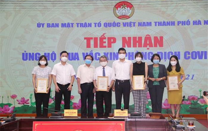 Hà Nội tiếp nhận hơn 2,3 tỷ đồng ủng hộ mua vắc xin phòng, chống dịch Covid-19
