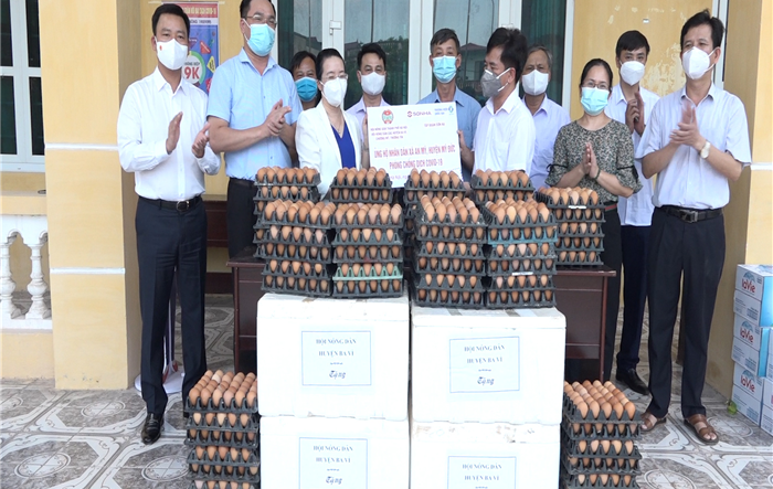 Đại biểu HĐND thành phố Hà Nội thăm hỏi, tặng quà nhân dân vùng dịch huyện Mỹ Đức