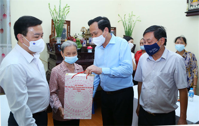 Đoàn Lãnh đạo Bộ Lao động - Thương binh và Xã hội thăm, tặng quà thương binh, gia đình liệt sĩ trên địa bàn Thủ đô
