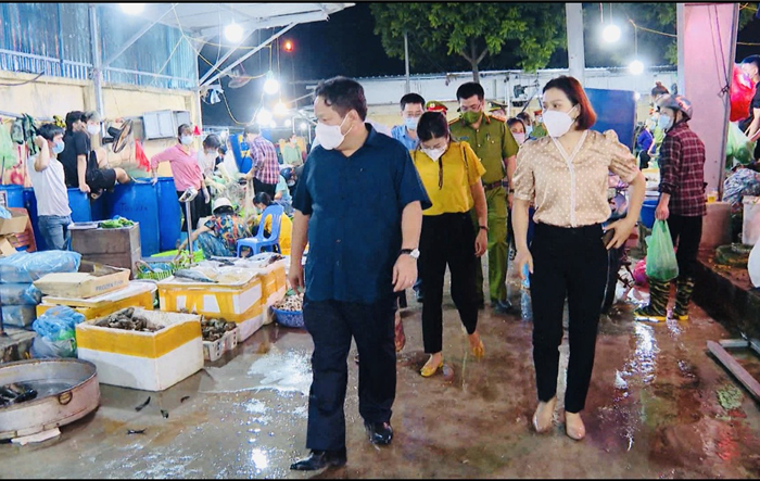 Lãnh đạo huyện Thanh Trì kiểm tra công tác phòng, chống dịch tại các chợ trên địa bàn