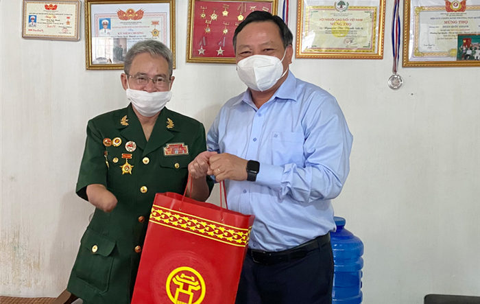 Phó Bí thư Thành ủy Hà Nội Nguyễn Văn Phong đã thăm, tặng quà gia đình chính sách