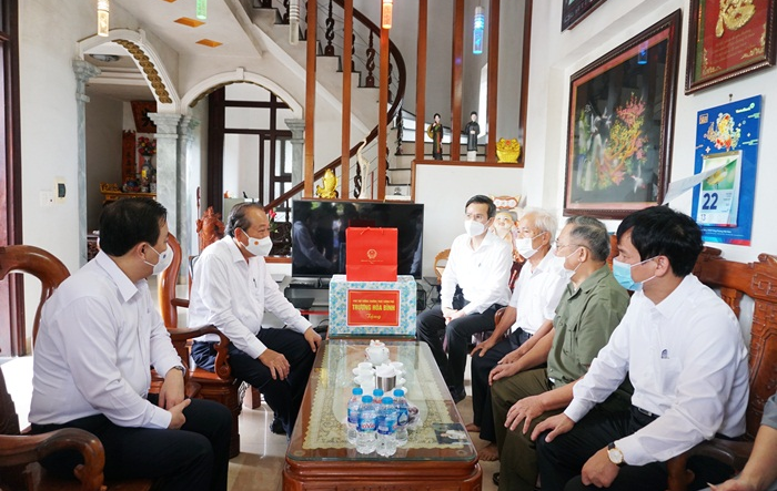 Phó Thủ tướng Thường trực Chính phủ Trương Hoà Bình tặng quà gia đình chính sách tại huyện Phúc Thọ