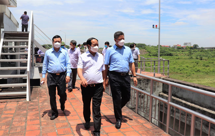 Phó Thủ tướng Chính phủ Lê Văn Thành kiểm tra công tác phòng, chống thiên tai và vận hành công trình đập Đáy, đê hữu Hồng