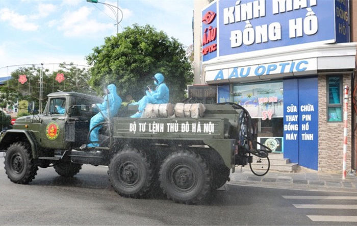 Phun khử khuẩn phòng, chống dịch Covid-19 toàn bộ thị trấn Quốc Oai