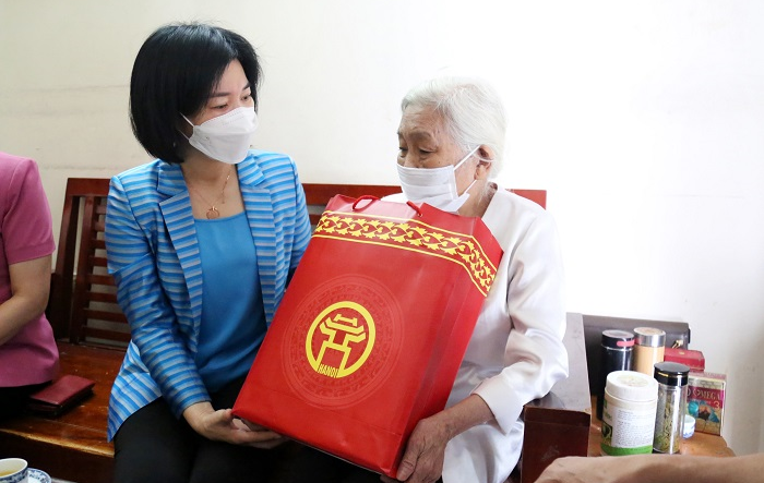 Đồng chí Phùng Thị Hồng Hà thăm, tặng quà cho gia đình chính sách quận Thanh Xuân