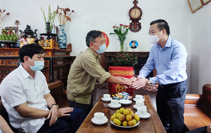 Chủ tịch UBND thành phố Hà Nội Chu Ngọc Anh thăm, động viên gia đình chính sách tiêu biểu