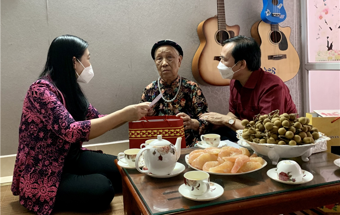 Chủ tịch Ủy ban MTTQ Thành phố Nguyễn Lan Hương thăm, tặng quà gia đình chính sách trên địa bàn quận Tây Hồ