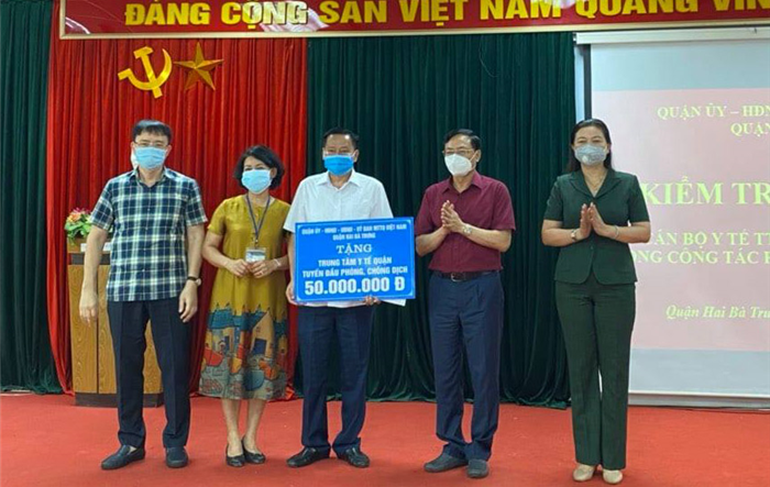 Bí thư Quận uỷ Hai Bà Trưng kiểm tra, động viên cán bộ, bác sĩ, nhân viên Trung tâm Y tế quận Hai Bà Trưng
