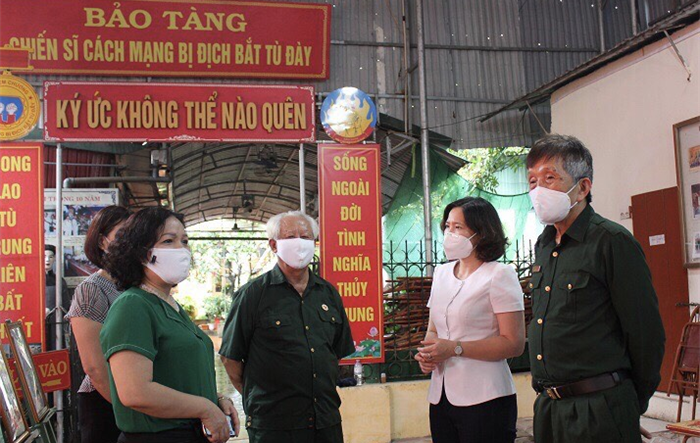 Hội Liên hiệp Phụ nữ thành phố Hà Nội thăm, tặng quà Mẹ Việt Nam anh hùng và người có công
