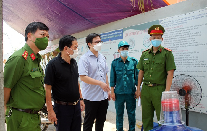 Bí thư Huyện ủy Chương Mỹ kiểm tra, động viên công tác phòng, chống dịch bệnh tại xã Phụng Châu