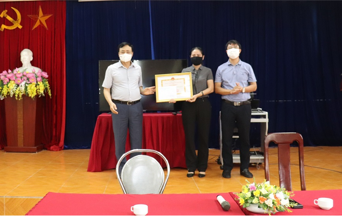 Quận Hai Bà Trưng khen thưởng đột xuất một số tập thể, cá nhân trong công tác phòng, chống dịch Covid-19