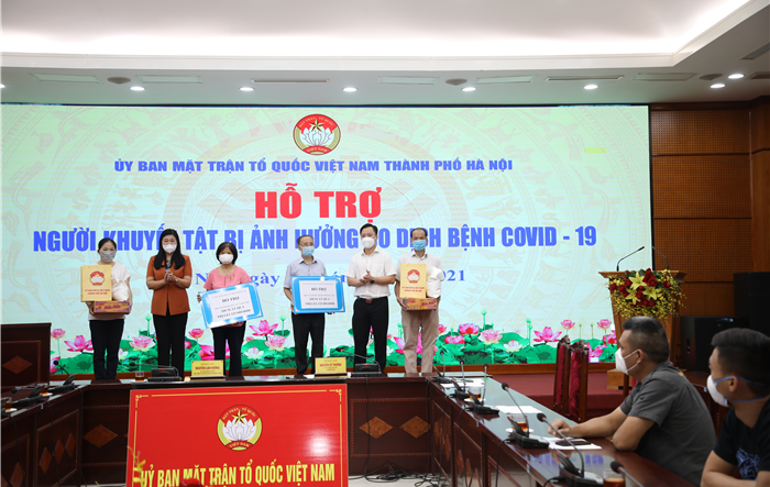 Ủy ban MTTQ Việt Nam Thành phố hỗ trợ 200 người khuyết tật bị ảnh hưởng bởi dịch Covid-19