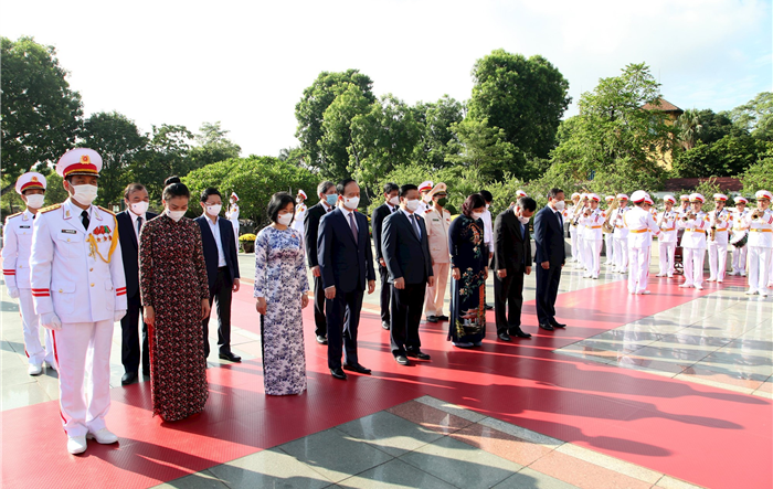 Lãnh đạo Trung ương và thành phố Hà Nội dâng hương tưởng niệm các Anh hùng liệt sĩ