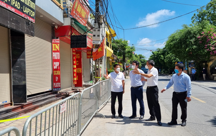 Trưởng ban Tổ chức Thành uỷ kiểm tra công tác phòng, chống dịch Covid-19, tình hình thực hiện Chỉ thị số 17/CT-UBND 