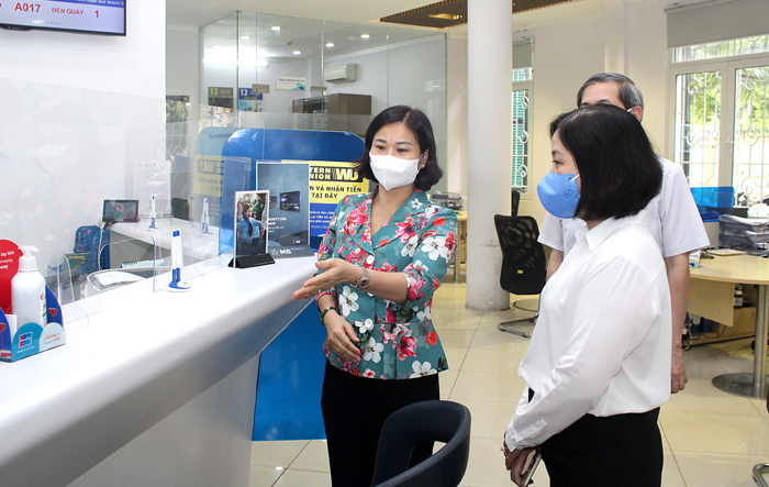 Phó Bí thư Thường trực Thành ủy Nguyễn Thị Tuyến kiểm tra công tác phòng, chống dịch Covid-19 tại quận Ba Đình