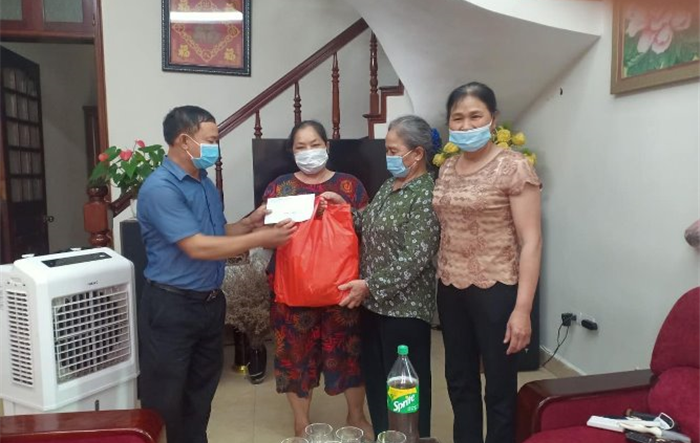 Các cấp Hội Nông dân Thành phố thăm hỏi, tặng quà các gia đình chính sách, người có công 