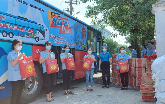 Công nhân lao động huyện Thường Tín được nhận hỗ trợ từ  mô hình “Xe buýt siêu thị 0 đồng